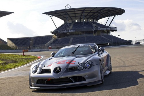 Mercedes McLaren SLR 722 GT takes to the track