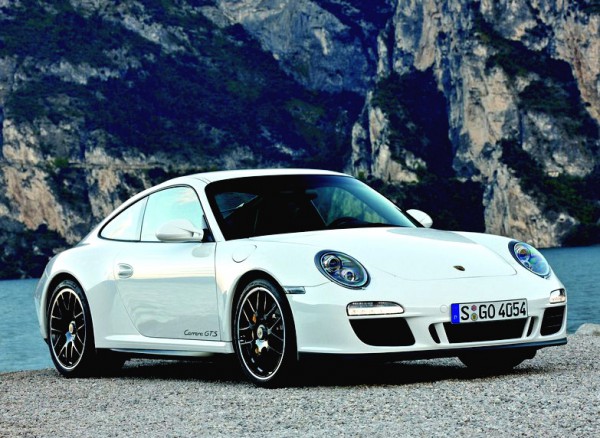 porsche-911_carrera_gts_2011_800x600_wallpaper_01